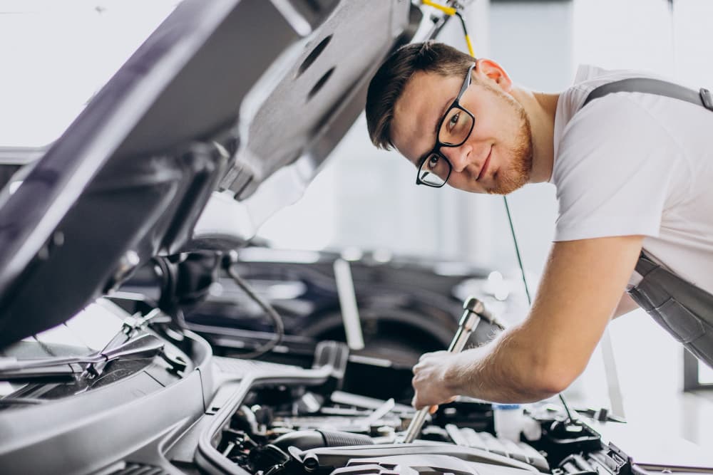 Mechanik při práci v autoservisu